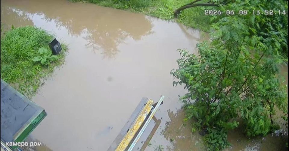 «Прошел очередной дождь, нам заплывать в подъезд?»: В Медногорске огромная лужа парализовала вход в подъезд