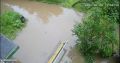 «Прошел очередной дождь, нам заплывать в подъезд?»: В Медногорске огромная лужа парализовала вход в подъезд