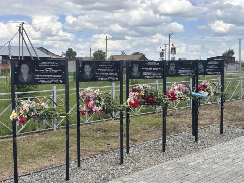 В селе Кировск Кваркенского района открыли мемориальные доски в честь участников СВО
