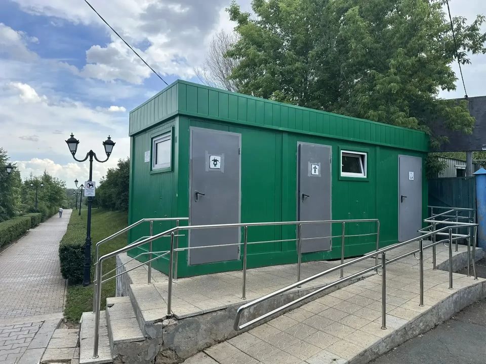 Четверо подростков и взрослый разгромили туалет в сквере Петра Великого в Оренбурге Четверо подростков и взрослый разгромили туалет в сквере Петра Великого в Оренбурге