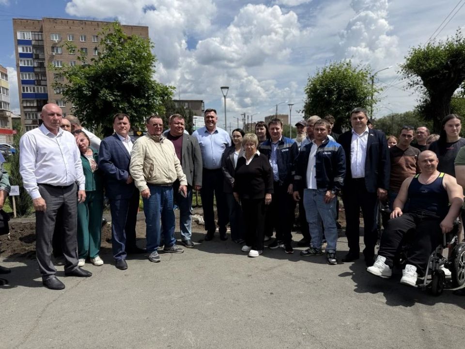 В сквере СВО появились девять можжевельников В сквере СВО появились девять можжевельников