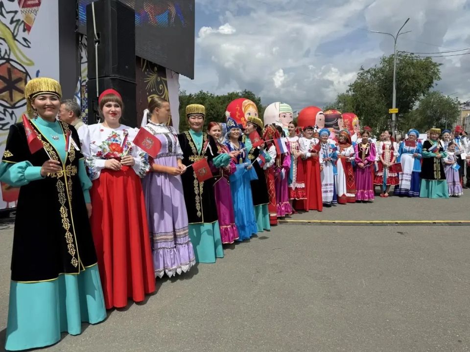 Евгений Солнцев вручил юным оренбуржцам первые паспорта на празднике Дня России Евгений Солнцев вручил юным оренбуржцам первые паспорта на празднике Дня России