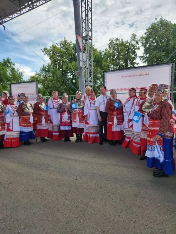 «Музыка, танцы и ароматы Оренбуржья»: как площадь Ленина встречала День России «Музыка, танцы и ароматы Оренбуржья»: как площадь Ленина встречала День России