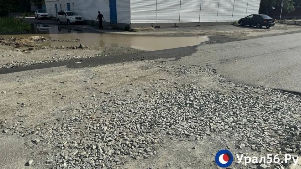 Починили, но не полностью: Коммунальную аварию на улице Гомельской в Орске не устранили спустя месяц — участок попрежнему затапливает водой Починили, но не полностью: Коммунальную аварию на улице Гомельской в Орске не устранили спустя месяц — участок попрежнему затапливает водой