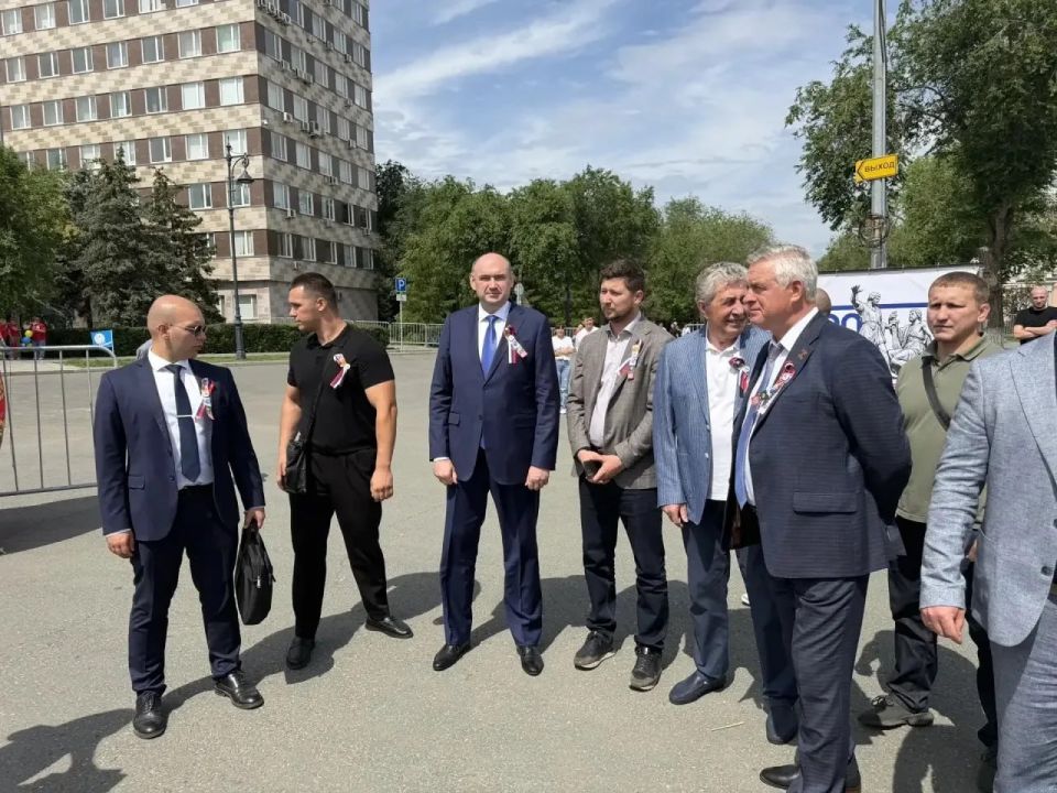Евгений Солнцев вручил юным оренбуржцам первые паспорта на празднике Дня России Евгений Солнцев вручил юным оренбуржцам первые паспорта на празднике Дня России