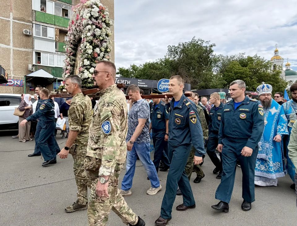 Сотрудники МЧС России приняли участие в крестном ходе Сотрудники МЧС России приняли участие в крестном ходе