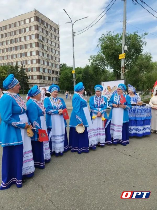 «Музыка, танцы и ароматы Оренбуржья»: как площадь Ленина встречала День России «Музыка, танцы и ароматы Оренбуржья»: как площадь Ленина встречала День России