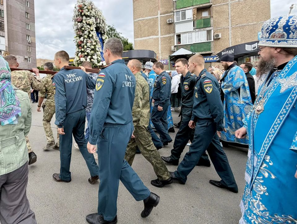 Сотрудники МЧС России приняли участие в крестном ходе Сотрудники МЧС России приняли участие в крестном ходе