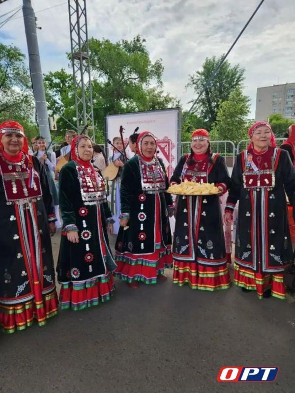«Музыка, танцы и ароматы Оренбуржья»: как площадь Ленина встречала День России «Музыка, танцы и ароматы Оренбуржья»: как площадь Ленина встречала День России