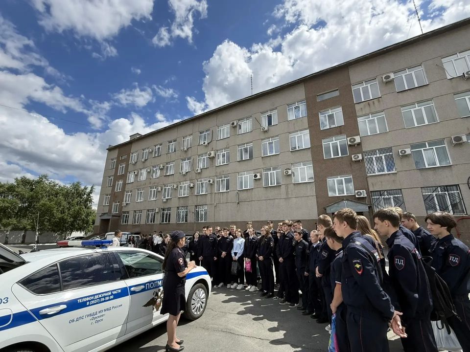 В Оренбуржье студенты колледжа познакомились с работой полицейских в местном отделении полиции В Оренбуржье студенты колледжа познакомились с работой полицейских в местном отделении полиции