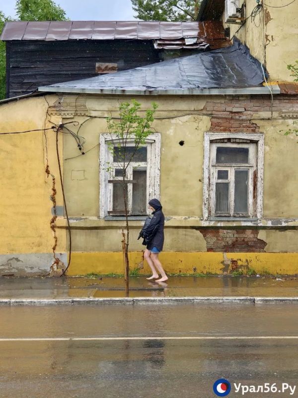 А в это время в Оренбурге шел ливень А в это время в Оренбурге шел ливень