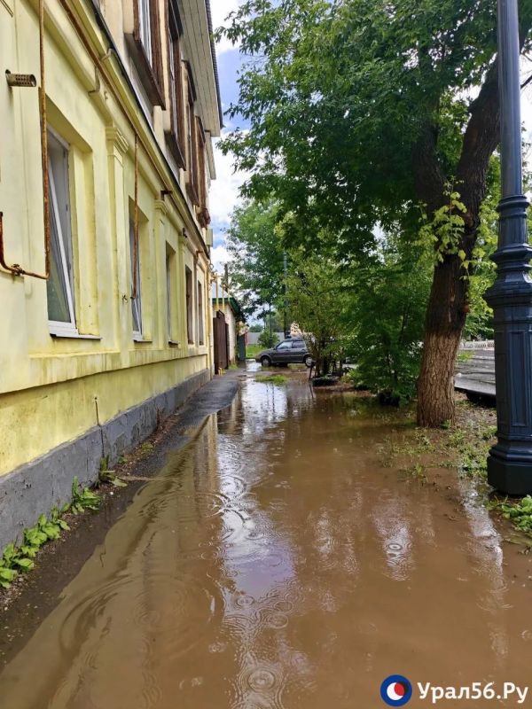 А в это время в Оренбурге шел ливень А в это время в Оренбурге шел ливень