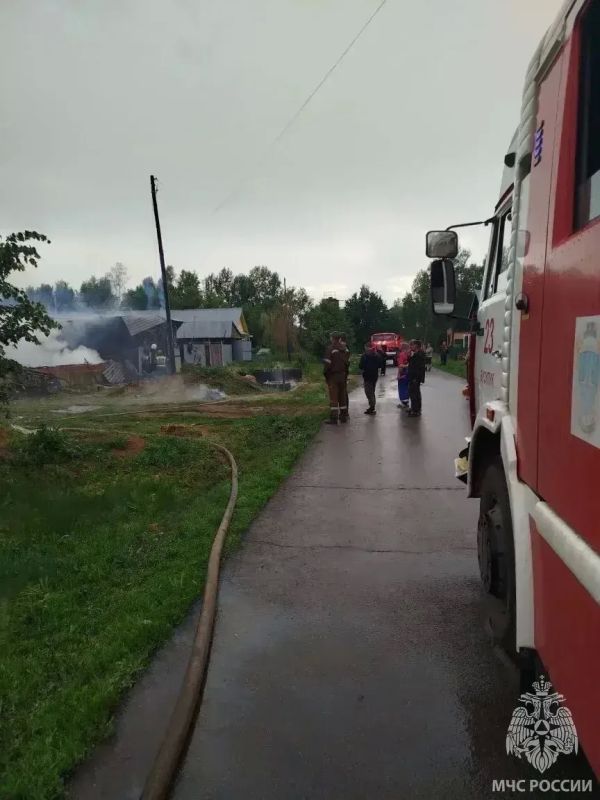 В Курманаевском районе молния подожгла нежилой дом, огонь перекинулся на соседей В Курманаевском районе молния подожгла нежилой дом, огонь перекинулся на соседей