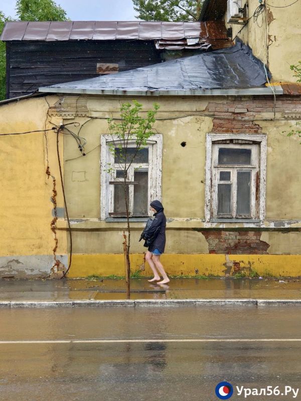 А в это время в Оренбурге шел ливень А в это время в Оренбурге шел ливень