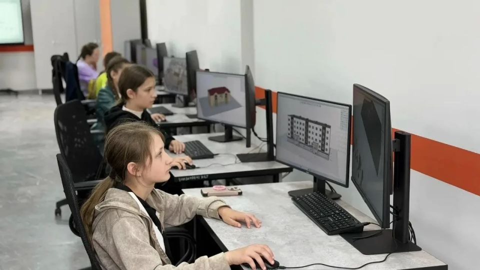 «Назад в будущее»: школьники Оренбуржья познакомились с эволюцией строительной отрасли «Назад в будущее»: школьники Оренбуржья познакомились с эволюцией строительной отрасли