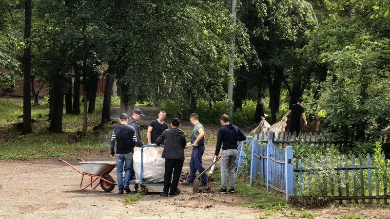Осужденные помогли привести в порядок территорию оренбургского лагеря «Дубки»