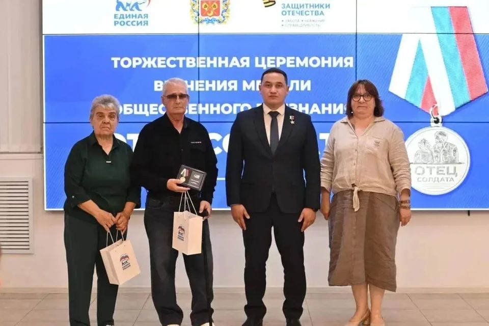 В Оренбурге Нурсултан Муссагалеев вручил медали «Отец солдата» отцам военнослужащих В Оренбурге Нурсултан Муссагалеев вручил медали «Отец солдата» отцам военнослужащих