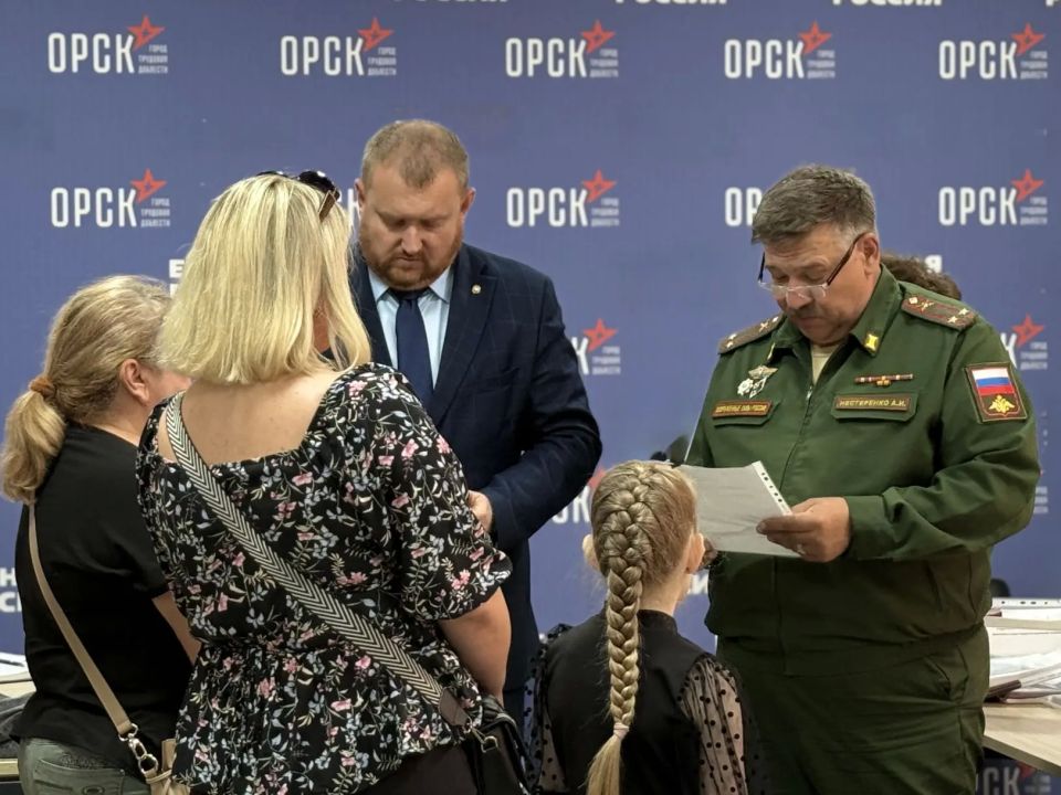 В Орске родственникам погибших участников СВО передали государственные награды В Орске родственникам погибших участников СВО передали государственные награды