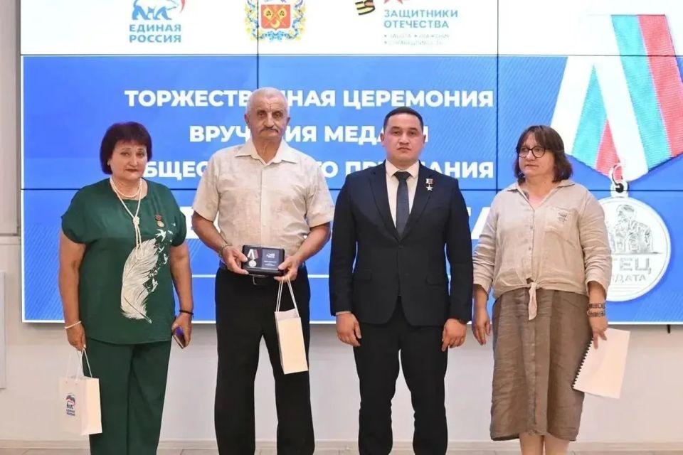 В Оренбурге Нурсултан Муссагалеев вручил медали «Отец солдата» отцам военнослужащих В Оренбурге Нурсултан Муссагалеев вручил медали «Отец солдата» отцам военнослужащих