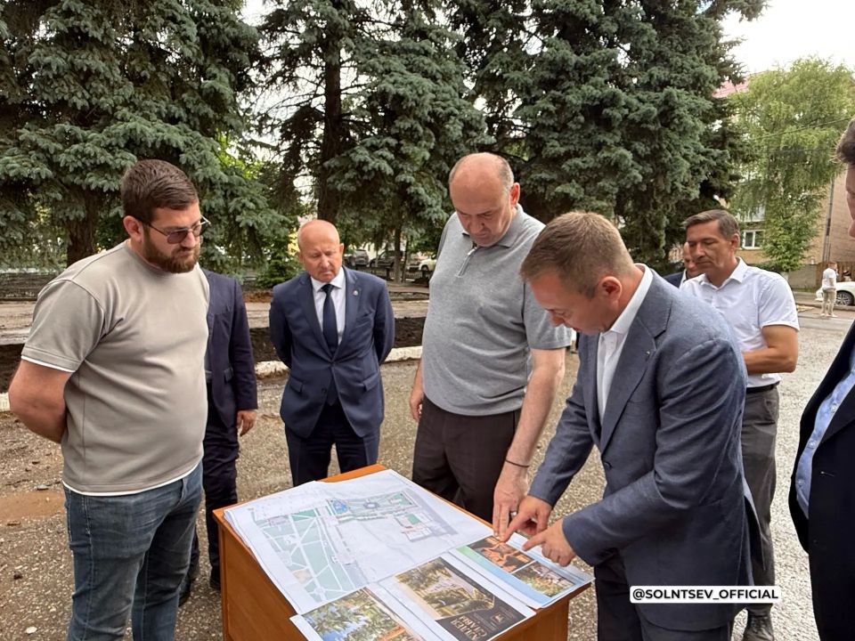 Евгений Солнцев: В Бугуруслане проверил ход работ реконструкции городского сквера и Аллеи Славы на ул. Коммунистической Евгений Солнцев: В Бугуруслане проверил ход работ реконструкции городского сквера и Аллеи Славы на ул. Коммунистической