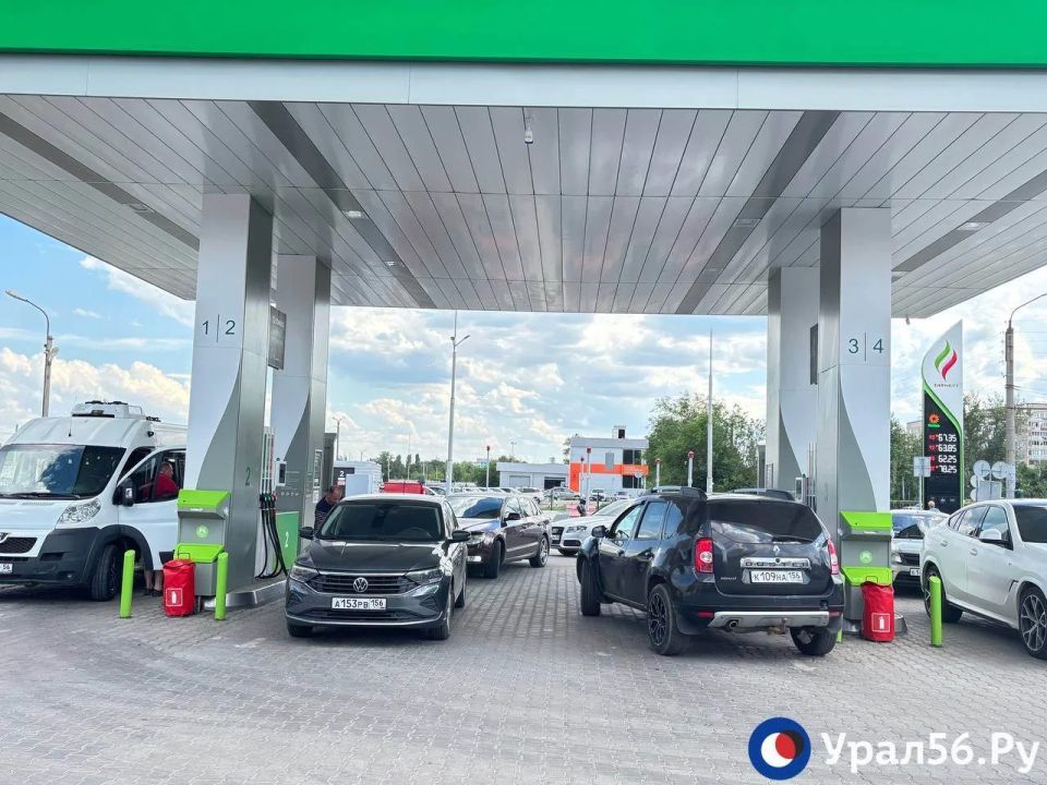 На АЗС Оренбурга смягчили ограничения на бензин На АЗС Оренбурга смягчили ограничения на бензин