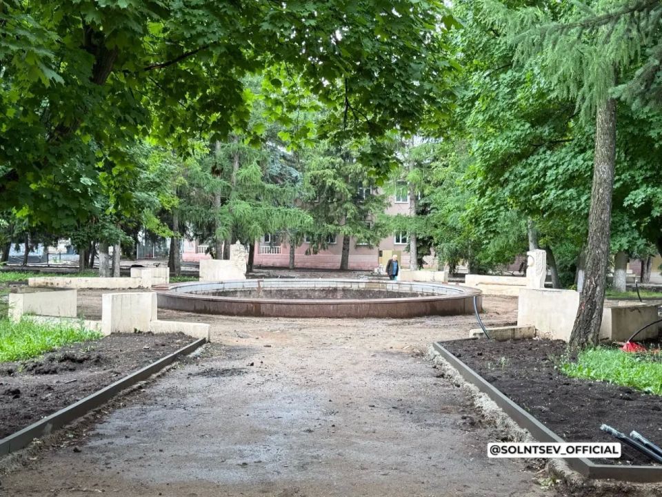 В Бугуруслане идет реконструкция городского сквера и Аллеи Славы В Бугуруслане идет реконструкция городского сквера и Аллеи Славы
