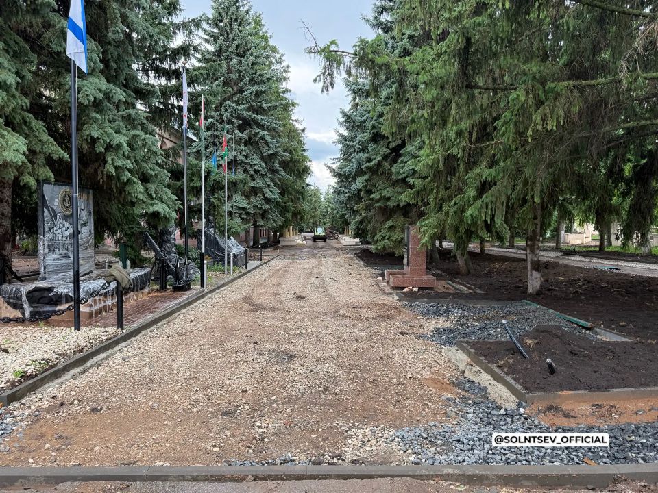 Евгений Солнцев: В Бугуруслане проверил ход работ реконструкции городского сквера и Аллеи Славы на ул. Коммунистической Евгений Солнцев: В Бугуруслане проверил ход работ реконструкции городского сквера и Аллеи Славы на ул. Коммунистической