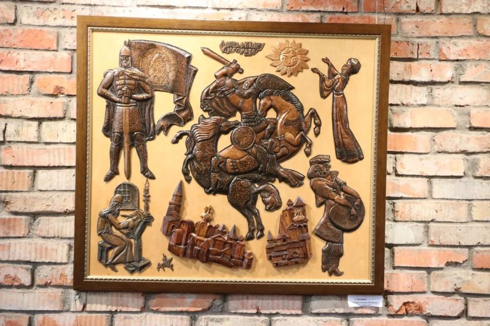 В музейно-культурном центре «Старый город» поселилось дерево, которое рассказывает истории. В музейно-культурном центре «Старый город» поселилось дерево, которое рассказывает истории.