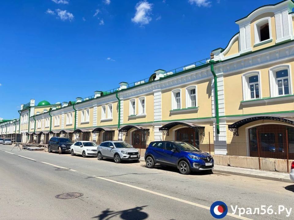Крышу сорвало из-за непогоды: В центре Оренбурга идут восстановительные работы Крышу сорвало из-за непогоды: В центре Оренбурга идут восстановительные работы