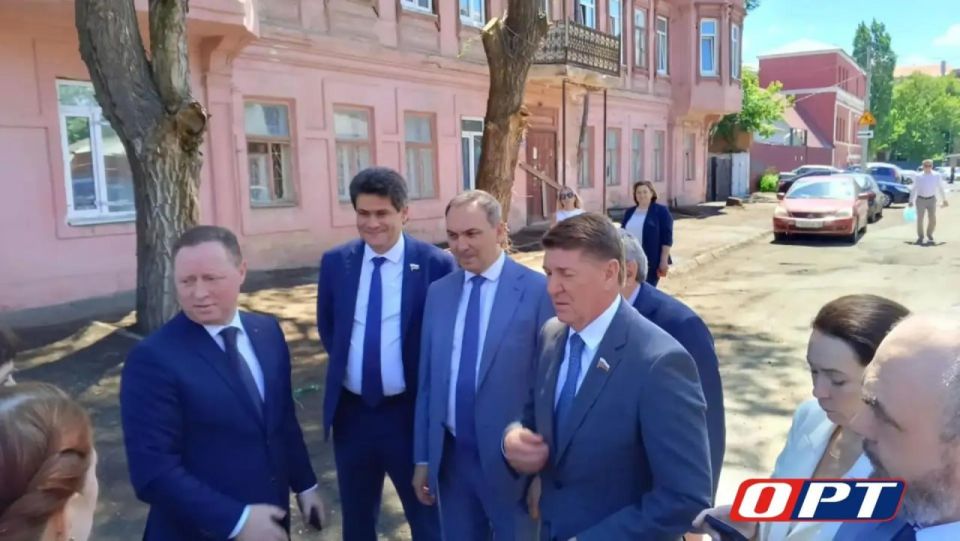 Директор ДОМ. РФ Анатолий Азизов и заместитель министра Минстрой Юрий Гордеев в составе делегации Совета Федерации посетили три объекта культурного наследия: особняк Д.М. Бутом, Торговый дом и дом купца В.Е. Калашникова Директор ДОМ. РФ Анатолий Азизов и заместитель министра Минстрой Юрий Гордеев в составе делегации Совета Федерации посетили три объекта культурного наследия: особняк Д.М. Бутом, Торговый дом и дом купца В.Е. Калашникова