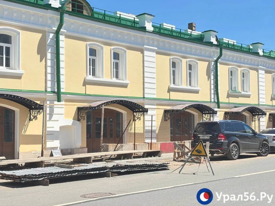 Крышу сорвало из-за непогоды: В центре Оренбурга идут восстановительные работы