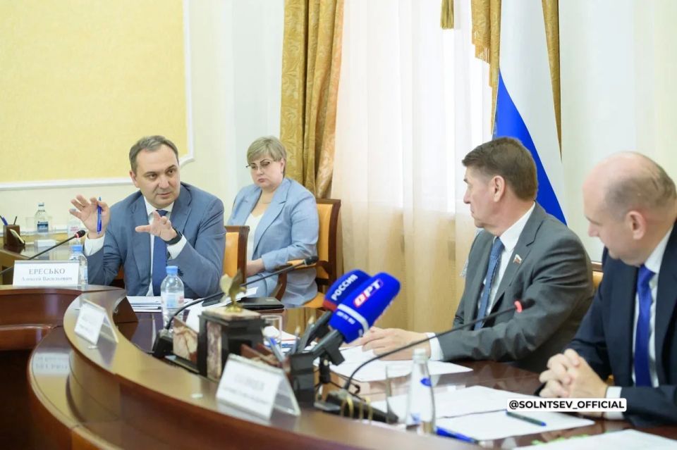 Евгений Солнцев: Сегодня в Оренбуржье с рабочей поездкой находятся сенаторы Совета Федерации РФ во главе с председателем Комитета по федеративному устройству, региональной политике, местному самоуправлению и делам Севера... Евгений Солнцев: Сегодня в Оренбуржье с рабочей поездкой находятся сенаторы Совета Федерации РФ во главе с председателем Комитета по федеративному устройству, региональной политике, местному самоуправлению и делам Севера...