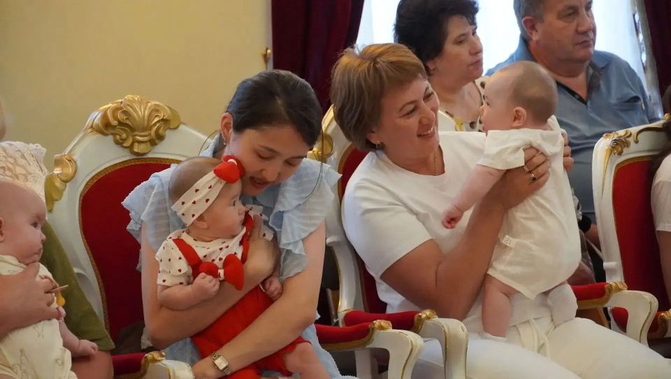 Счастье в двойном размере: в Оренбурге прошел праздник близнецов Счастье в двойном размере: в Оренбурге прошел праздник близнецов