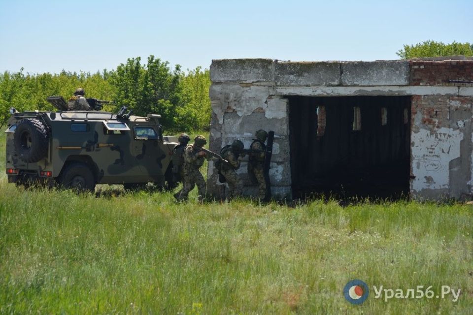 В Новоорском районе прошли трехдневные учения с участием боевой техники и различных спецслужб В Новоорском районе прошли трехдневные учения с участием боевой техники и различных спецслужб