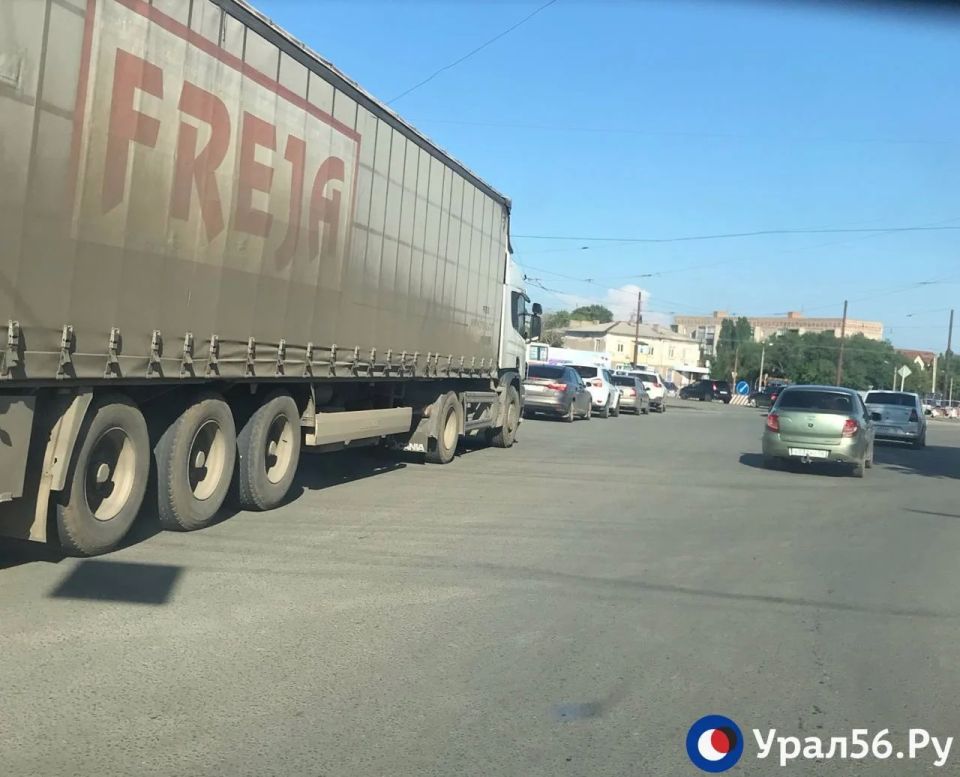 В Орске и без того суженный проезд на площади Гагарина в сторону ул. Строителей перекрылся из-за ДТП