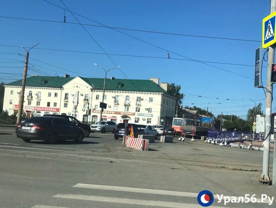 В Орске и без того суженный проезд на площади Гагарина в сторону ул. Строителей перекрылся из-за ДТП В Орске и без того суженный проезд на площади Гагарина в сторону ул. Строителей перекрылся из-за ДТП
