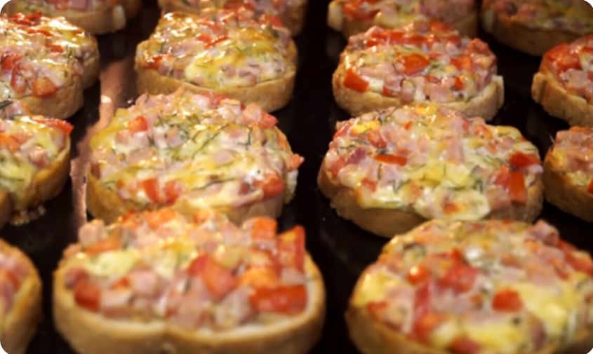 Ленивая пицца на батоне: быстрый и вкусный ужин для всей семьи