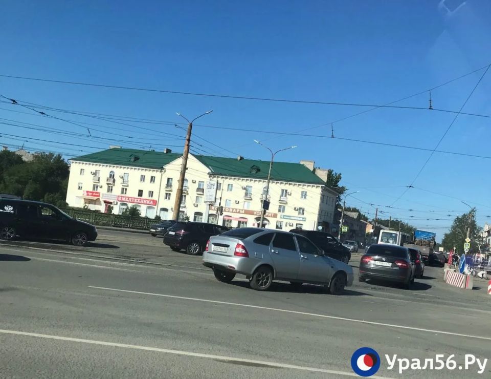В Орске и без того суженный проезд на площади Гагарина в сторону ул. Строителей перекрылся из-за ДТП В Орске и без того суженный проезд на площади Гагарина в сторону ул. Строителей перекрылся из-за ДТП
