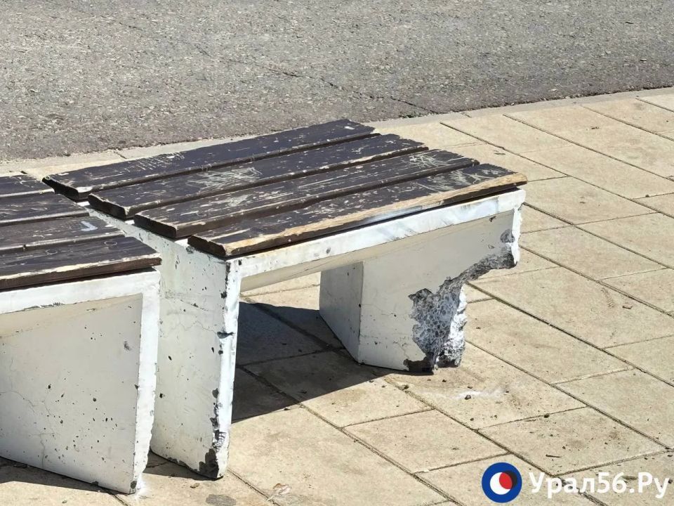 Поели и убежали? На набережной Оренбурга продолжают разрушаться бетонные лавочки Поели и убежали? На набережной Оренбурга продолжают разрушаться бетонные лавочки