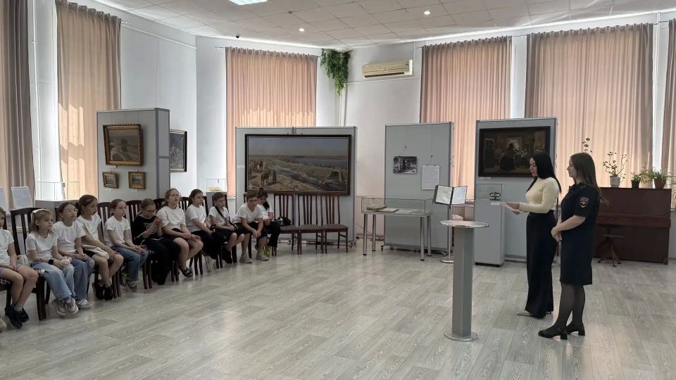 В Бузулуке полицейские и общественники провели урок безопасности для школьников в рамках акции «Каникулы с Общественным советом» В Бузулуке полицейские и общественники провели урок безопасности для школьников в рамках акции «Каникулы с Общественным советом»