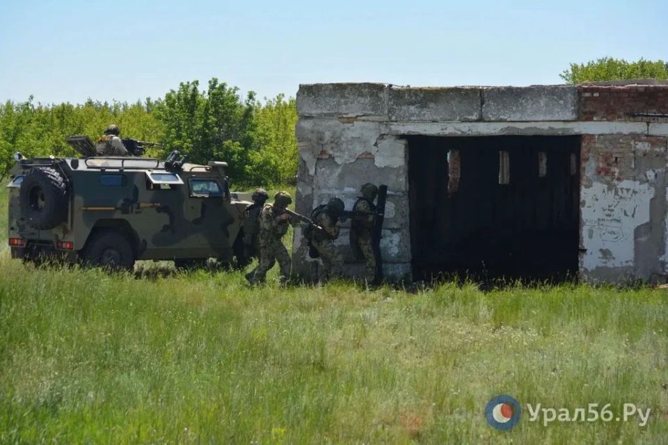 В Новоорском районе прошли трехдневные учения с участием боевой техники и различных спецслужб В Новоорском районе прошли трехдневные учения с участием боевой техники и различных спецслужб