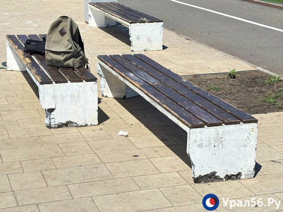 Поели и убежали? На набережной Оренбурга продолжают разрушаться бетонные лавочки