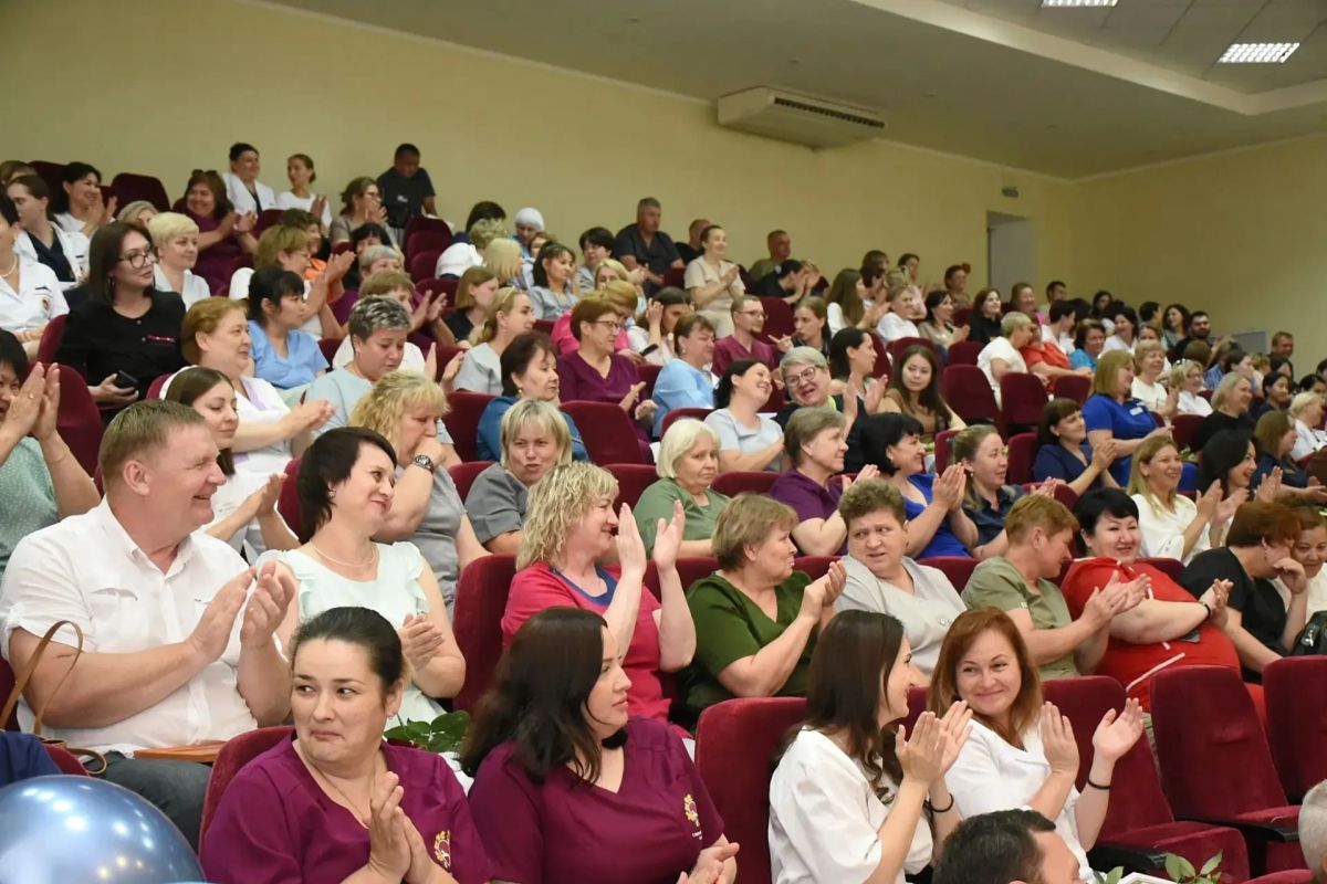 Медицинские работники Оренбурга принимают поздравления с профессиональным праздником Медицинские работники Оренбурга принимают поздравления с профессиональным праздником