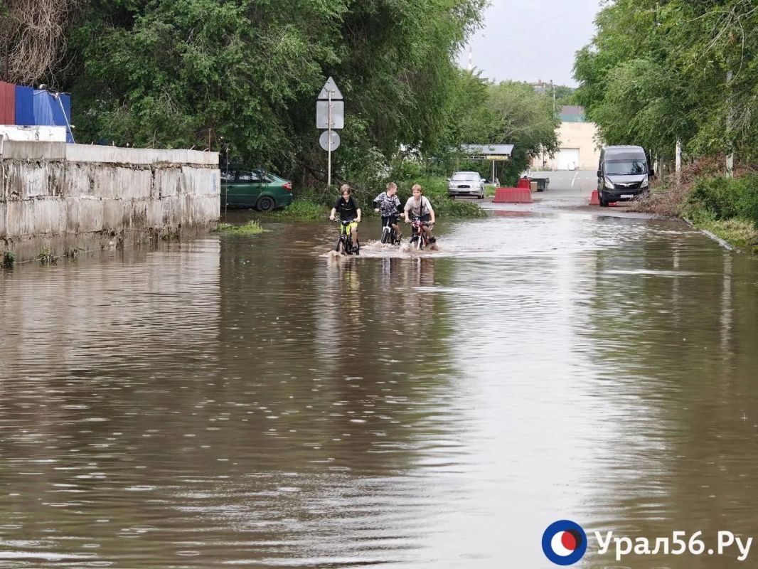 Улица Красная в Оренбурге до сих пор затоплена после вчерашней грозы Улица Красная в Оренбурге до сих пор затоплена после вчерашней грозы