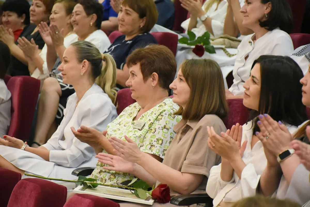 Медицинские работники Оренбурга принимают поздравления с профессиональным праздником Медицинские работники Оренбурга принимают поздравления с профессиональным праздником