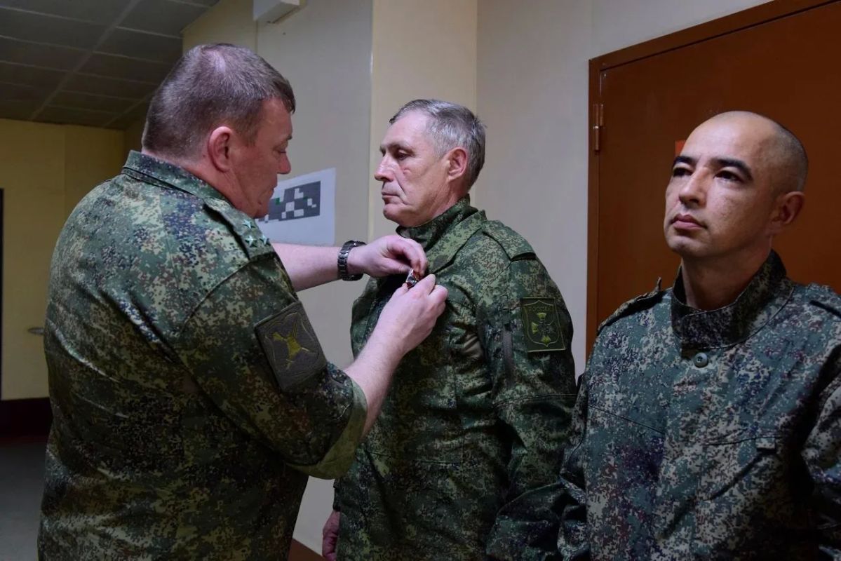 Четверо бойцов отряда «БАРС-6» удостоены госнаград за подвиги на передовой Четверо бойцов отряда «БАРС-6» удостоены госнаград за подвиги на передовой