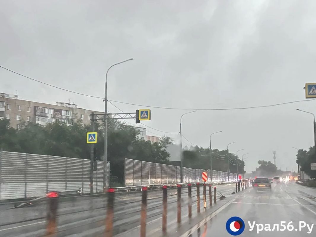 На проезде Газовиков около Загородного шоссе в Оренбурге во время сегодняшнего ливня не работали светофоры На проезде Газовиков около Загородного шоссе в Оренбурге во время сегодняшнего ливня не работали светофоры