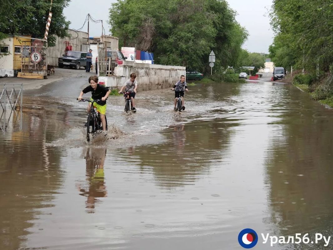 Улица Красная в Оренбурге до сих пор затоплена после вчерашней грозы Улица Красная в Оренбурге до сих пор затоплена после вчерашней грозы