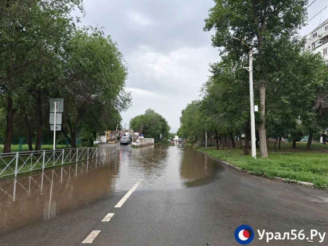 Улица Красная в Оренбурге до сих пор затоплена после вчерашней грозы Улица Красная в Оренбурге до сих пор затоплена после вчерашней грозы