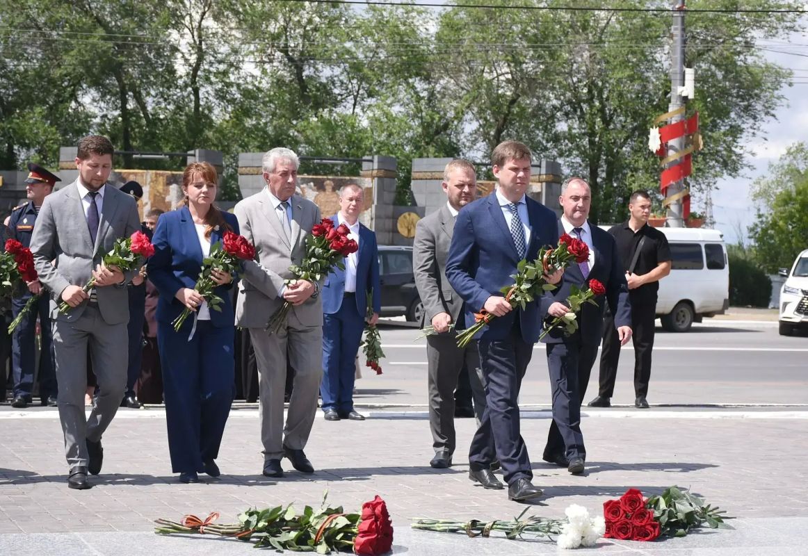 Вечная память героям: оренбуржцы возложили цветы к Вечному огню Вечная память героям: оренбуржцы возложили цветы к Вечному огню